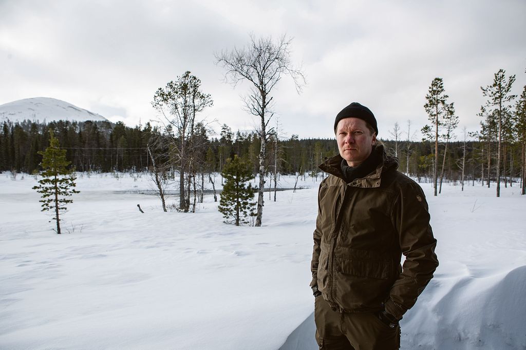 Kalastuksen asiantuntija Antero Mölläri Metsähallituksesta esitteli aluetta, josta kalaeste purettiin. Silta, jonka alla este sijaitsi, pilkottaa Möllerin takana oikealla. Vasemmalla puolella on Kesänkijokisuu ja taustalla Kellostapuli.