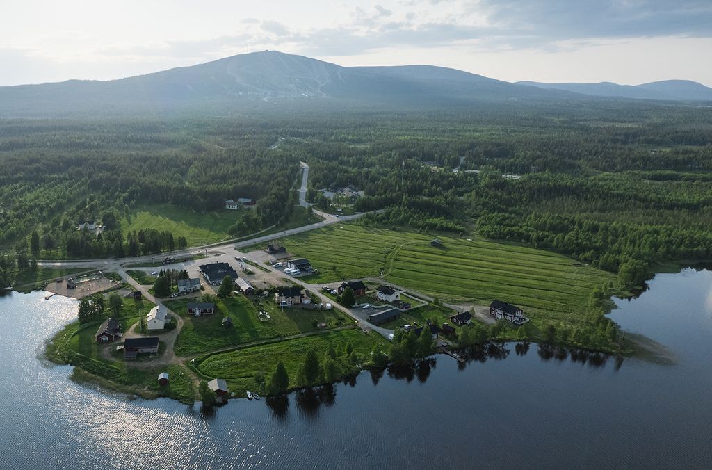 Loimu Resort aloittelee toimintaansa kesällä. Samoissa tiloissa toimi aiemmin Aurora Estate. Hotelli saunoineen on kuvan oikeassa alareunassa järven rannalla. Kuva: Christer Ådahl